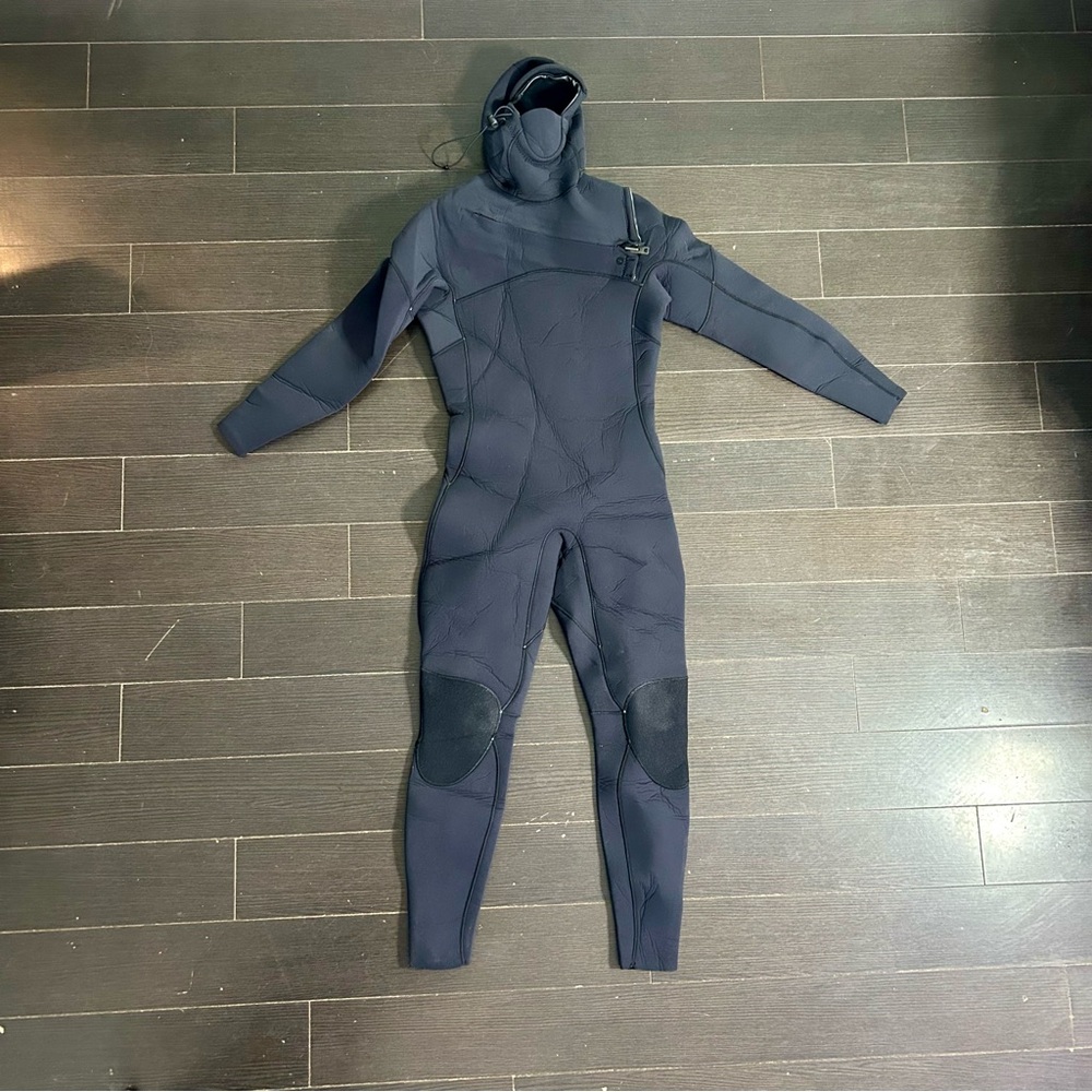 Need Essentials (Australia) 5/4 Hooded Wetsuit Like New Never Surfed! Size LS